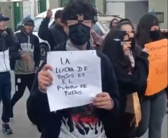 Huelga y “frazadazo” en un colegio de Avellaneda