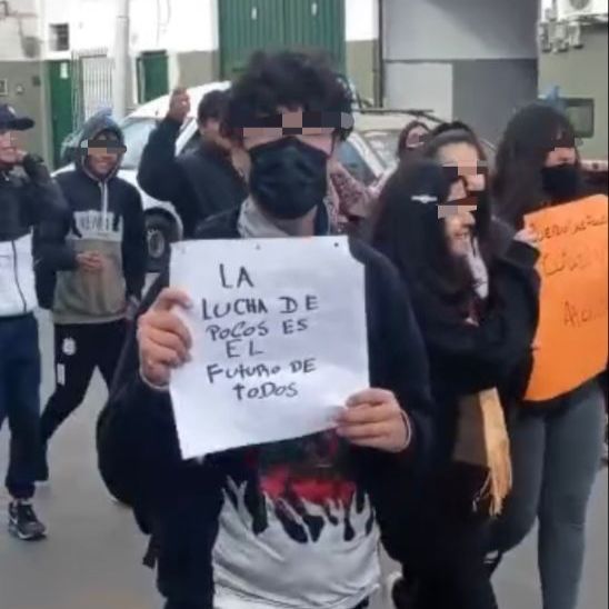 Huelga y “frazadazo” en un colegio de Avellaneda