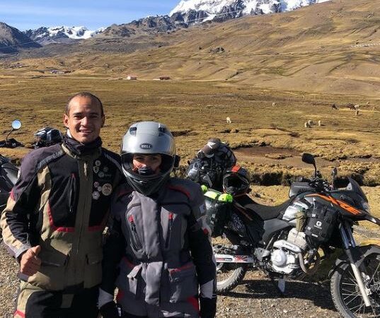 Una pareja de colombianos que recorre América Latina en moto fue asaltada en Panamericana tres horas después de ingresar a Argentina