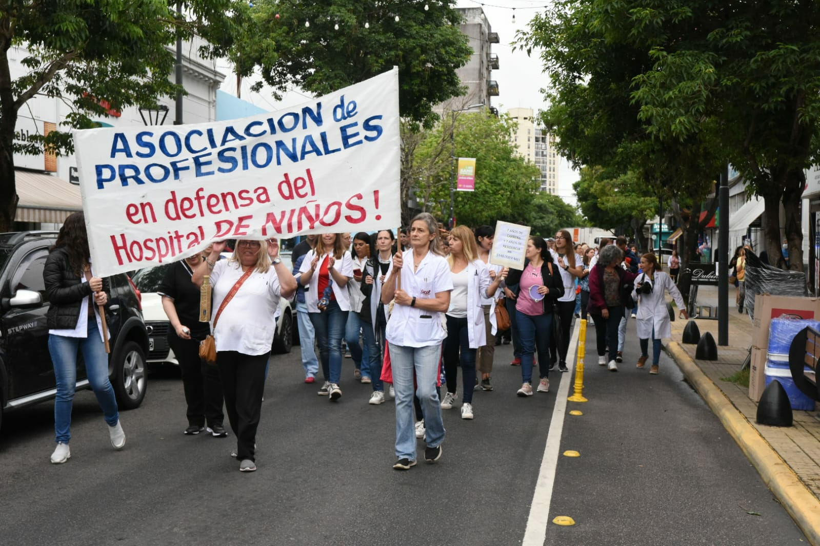 Hospital de Niños de La Plata: la comunidad médica se movilizó en reclamo de mejores condiciones laborales.