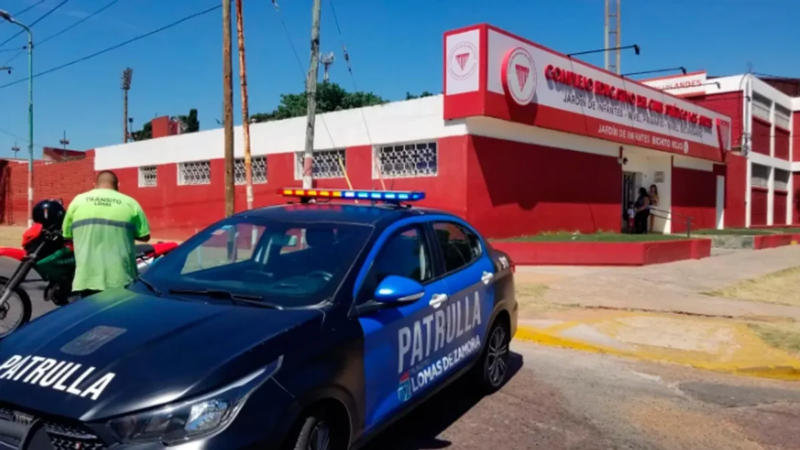 EL MOMENTO DE UN TIROTEO A METROS DE UN COLEGIO EN LOMAS, JUSTO CUANDO LOS CHICOS ENTRABAN A CLASES