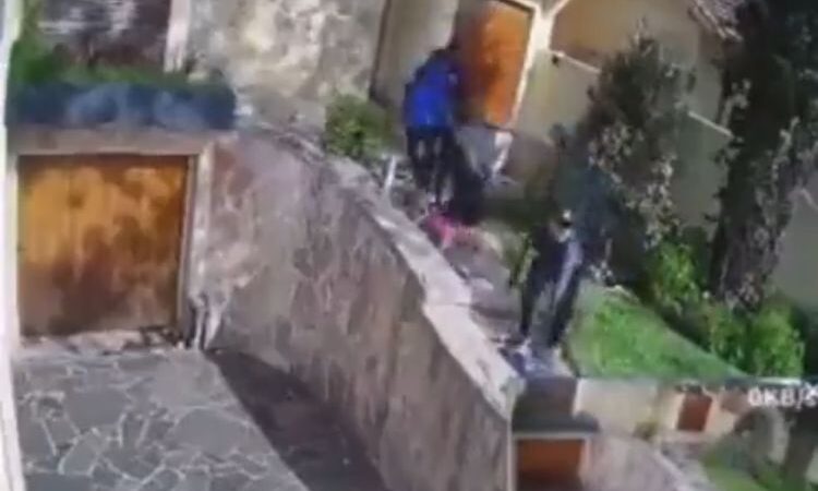 Emboscada por ladrones en su propia casa