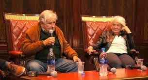 Mujica habló de integración en la Facultad de Derecho: “De a uno no pensamos”