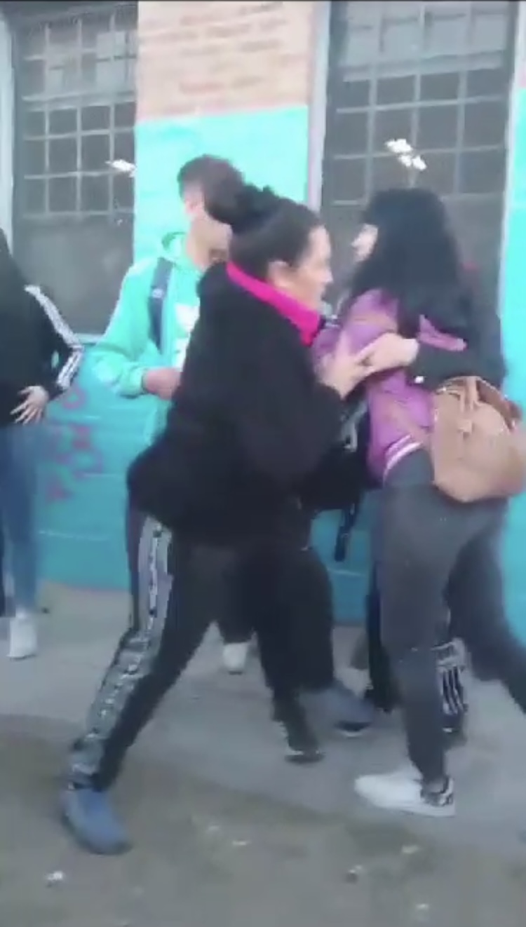 Brutal: chicas y mamis a las piñas en la puerta de un colegio de José C. Paz