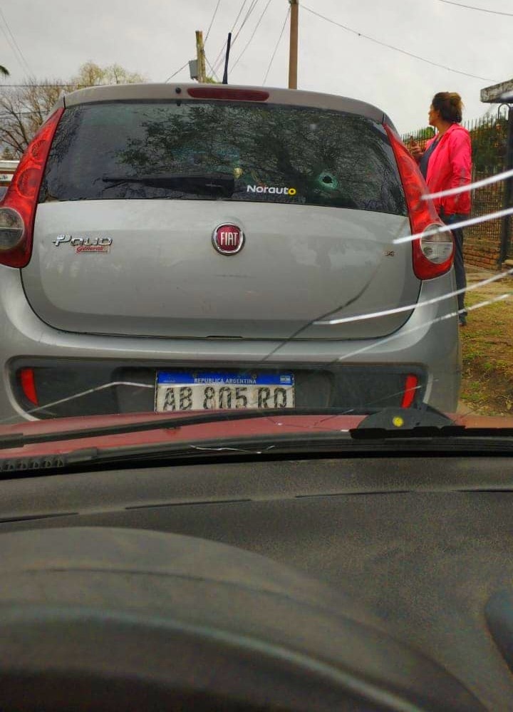 Balas y terror en la puerta de una escuela