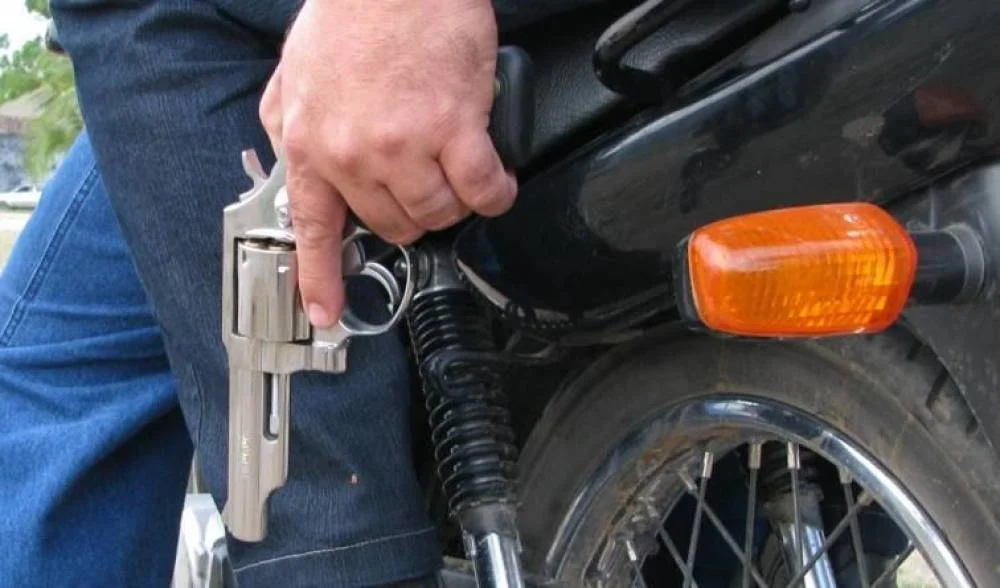 Nadie para a los motochorros: Un delivery baleado y un ciclista asaltado a punta de pistola en las últimas horas