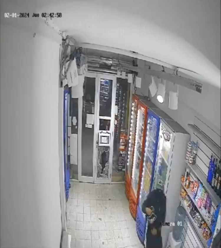 Salvaje robo piraña a un kiosco de La Plata