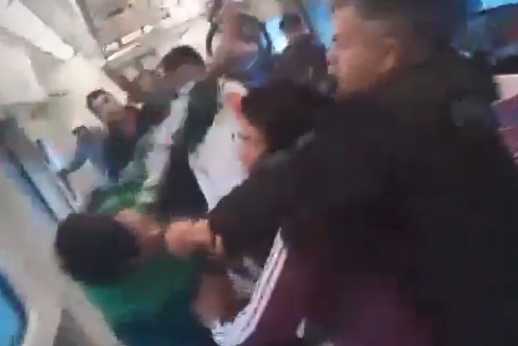 Locura en el tren: mordió a un policía y se tiró a las vías con la formación en movimiento