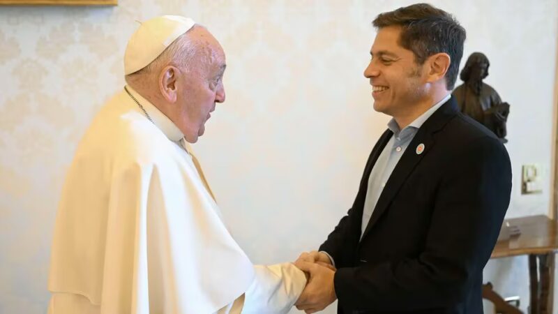 Kicillof visitó al papa y dijo que está “en las antípodas” de Milei