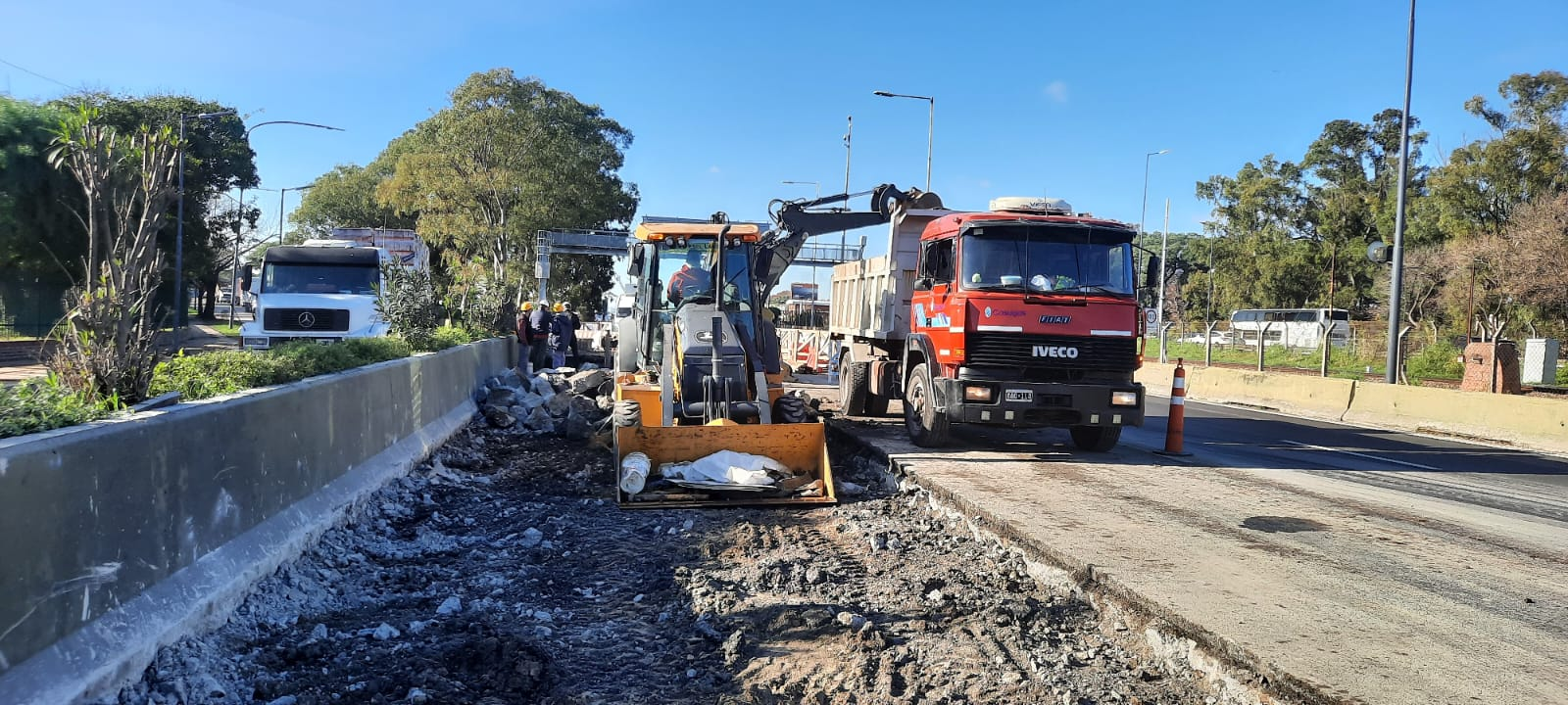 Aysa reparó en horas una importante cañería de agua sobre av cantilo pero el tránsito seguirá restringido