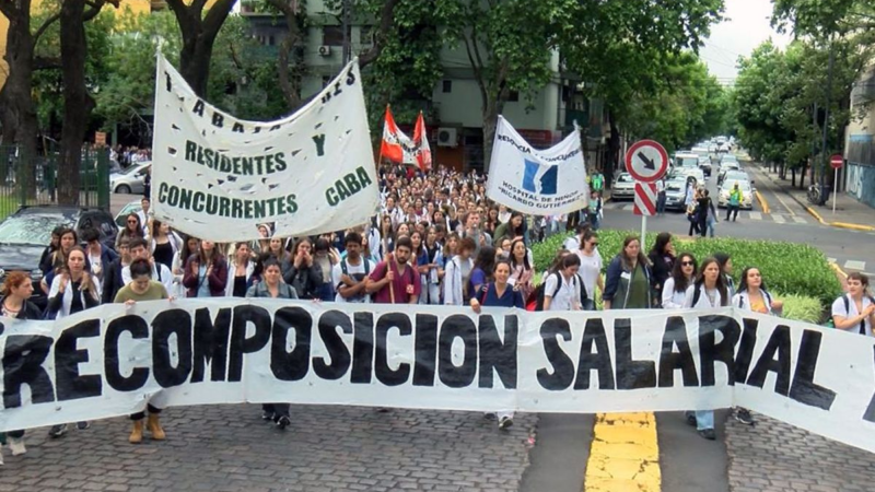 Médicos residentes y estatales de paro por mejoras salariales y despidos