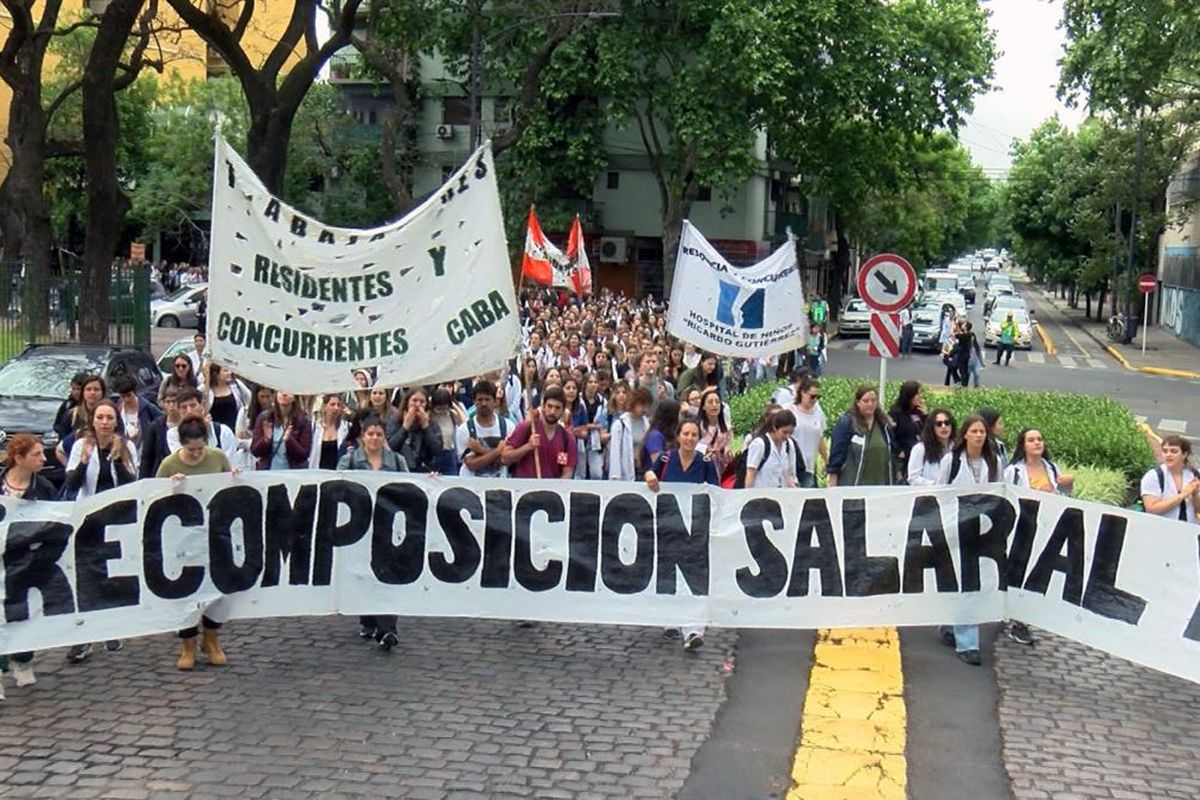 Médicos residentes y estatales de paro por mejoras salariales y despidos