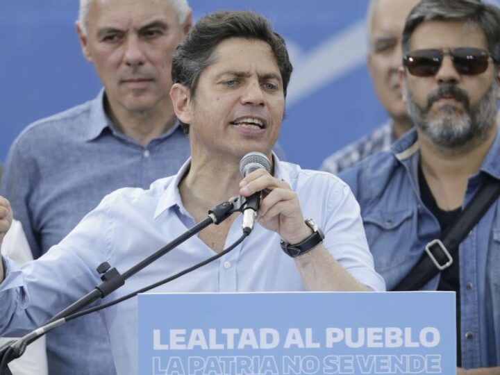 Kicillof dice que “los mejores días fueron con Cristina”, pero se prueba el traje de candidato presidencial