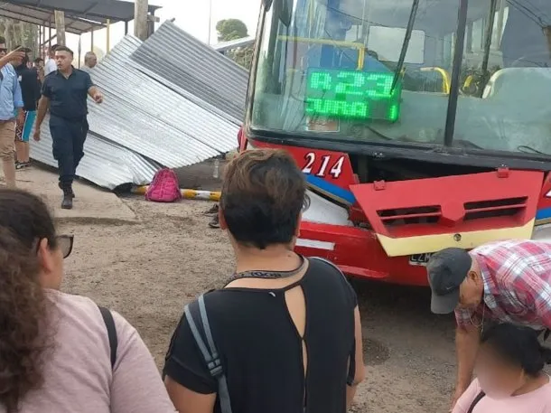 Desastre y muerte en Moreno: un colectivo sin dirección atropelló a 4 personas