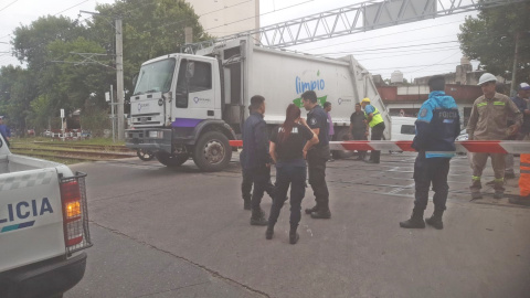 Milagro en Quilmes: un camión quedó atravesado en las vías y el tren frenó a tiempo