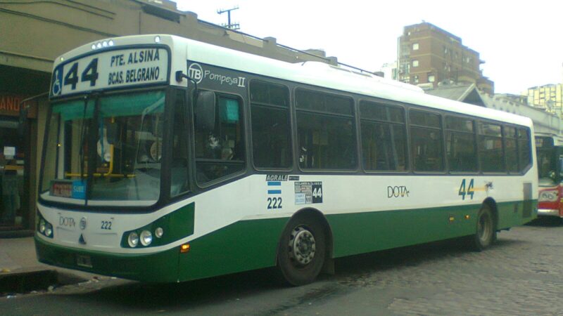 Arrancó el pago con tarjeta en los colectivos