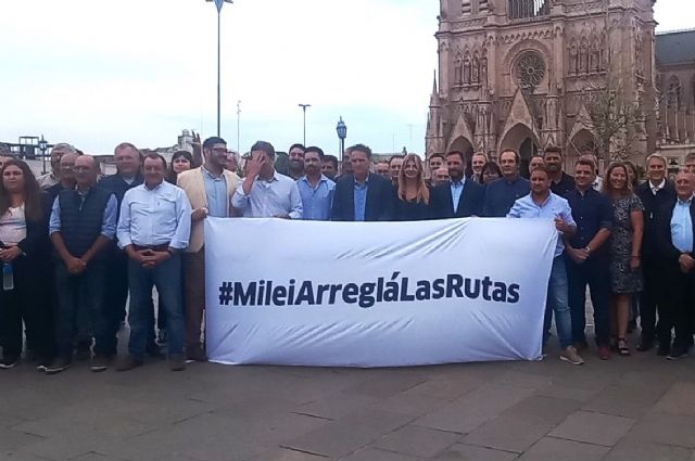 Los intendentes bonaerenses denuncian a Milei por el estado de las rutas