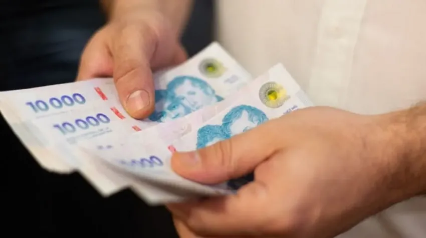 El Gobierno subió el salario mínimo, pero ni siquiera 3 salarios juntos alcanzan para pasar la línea de pobreza