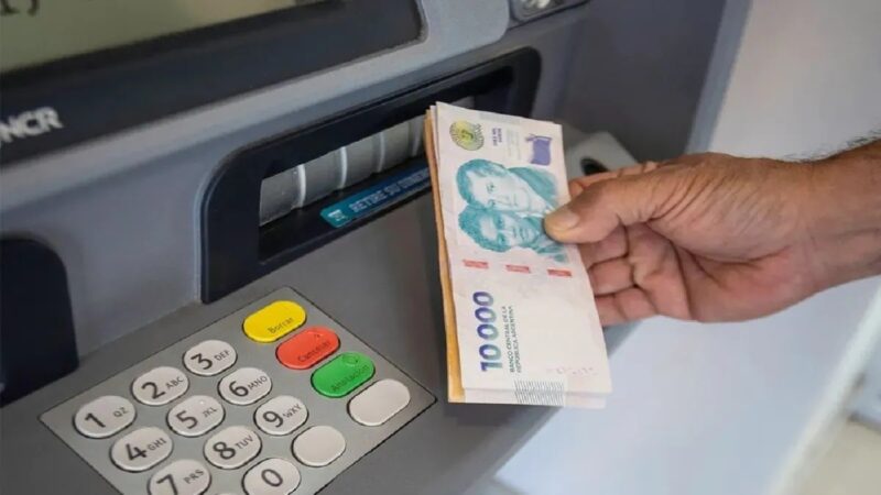 Sacar plata en cajeros de otros bancos ya cuesta hasta 5 mil pesos