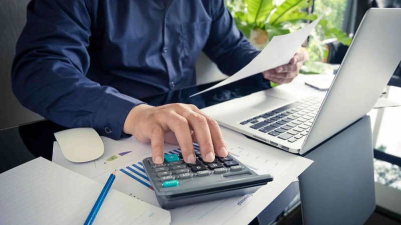 Los trabajadores destinan los ingresos de 6 meses del año sólo a pagar impuestos