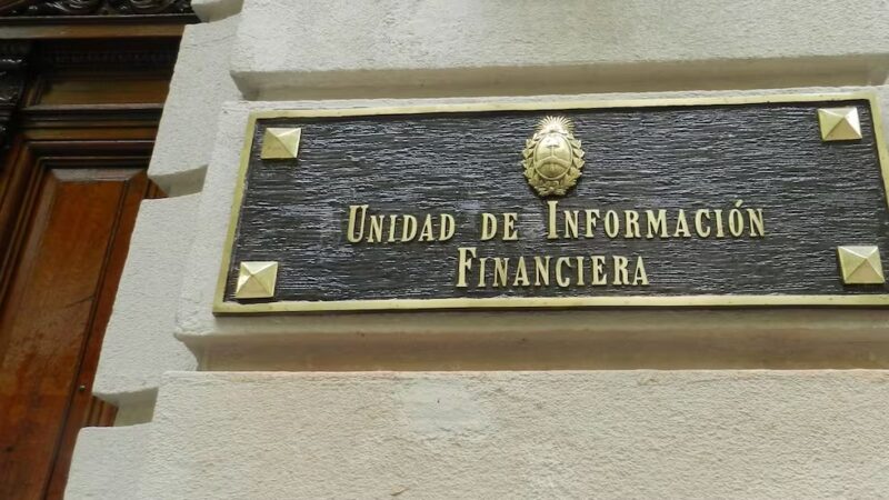 Dólares del colchón: la UIF relaja los controles