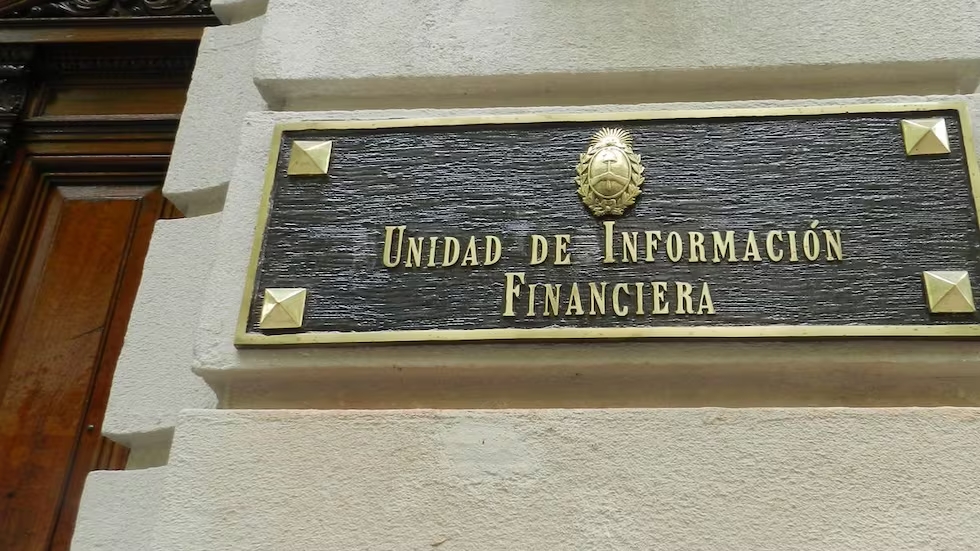 Dólares del colchón: la UIF relaja los controles