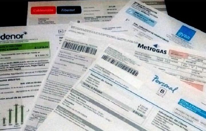 La inflación baja, los costos fijos suben: la pesada mochila de la clase media