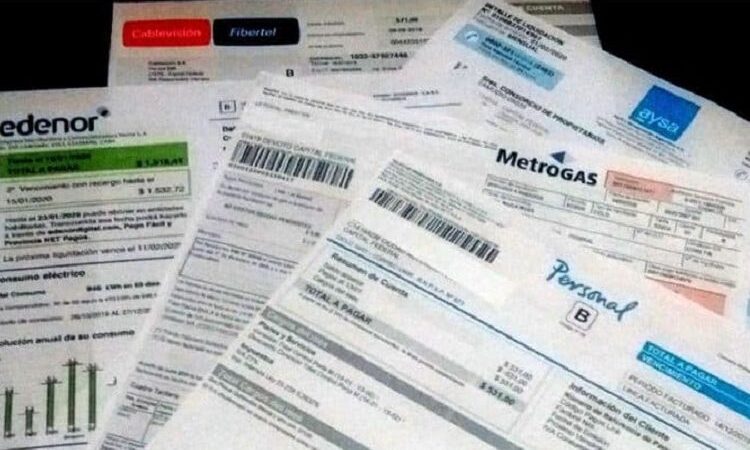 La inflación baja, los costos fijos suben: la pesada mochila de la clase media