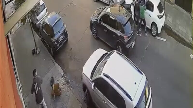 Lanús: la sacaron de los pelos de su auto para robarle