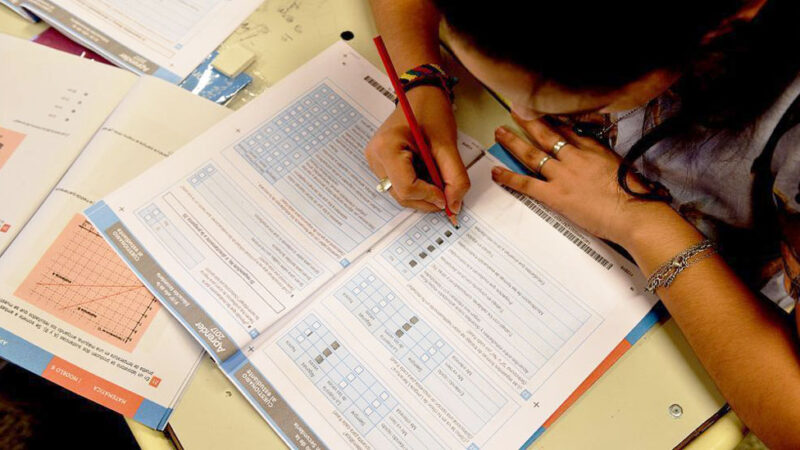 Solo 1 de cada 10 estudiantes termina la secundaria a tiempo y con aprendizajes adecuados