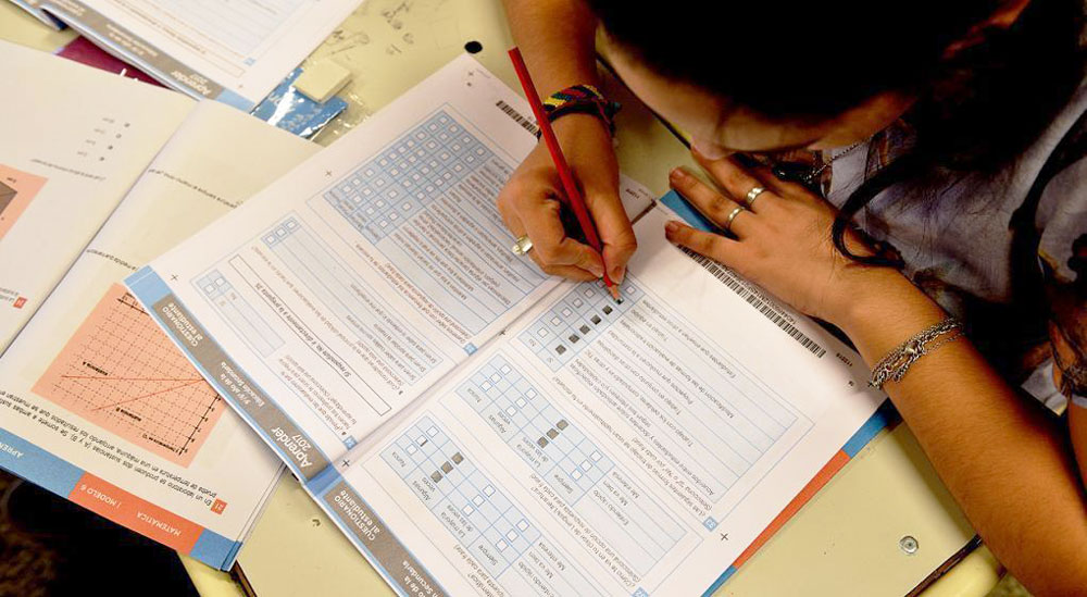 Solo 1 de cada 10 estudiantes termina la secundaria a tiempo y con aprendizajes adecuados