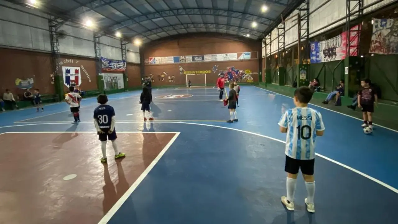 Pelotazo en contra: nuevas normativas complican a los clubes de barrio