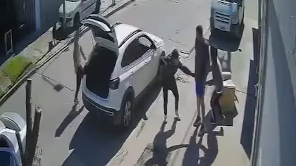 Le robaron el auto y lo dejaron en calzoncillos en la vereda