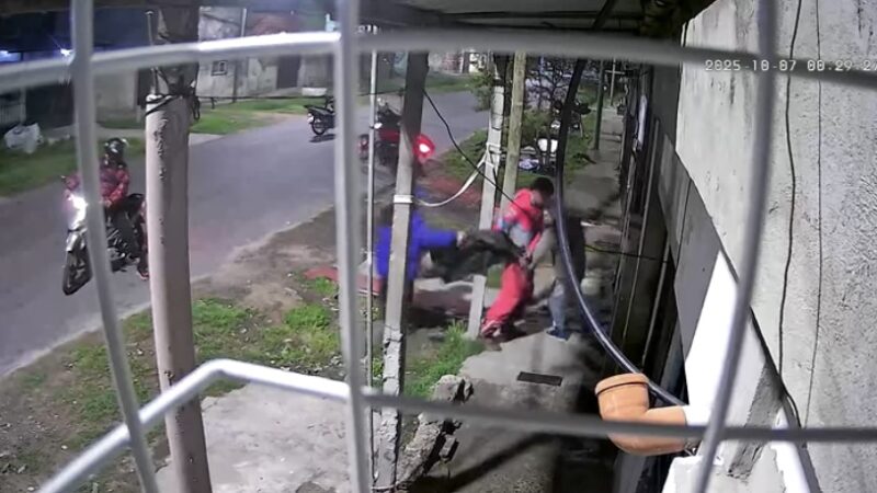 Manada de motochorros al ataque: 6 ladrones para desvalijar a un delivery