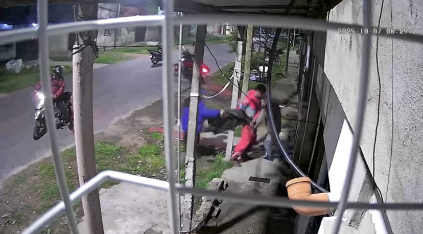 Manada de motochorros al ataque: 6 ladrones para desvalijar a un delivery