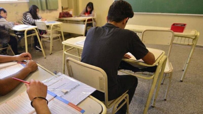 Cada vez más chicos terminan en secundario, pero cada vez aprenden menos