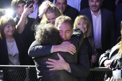 El abrazo forzado