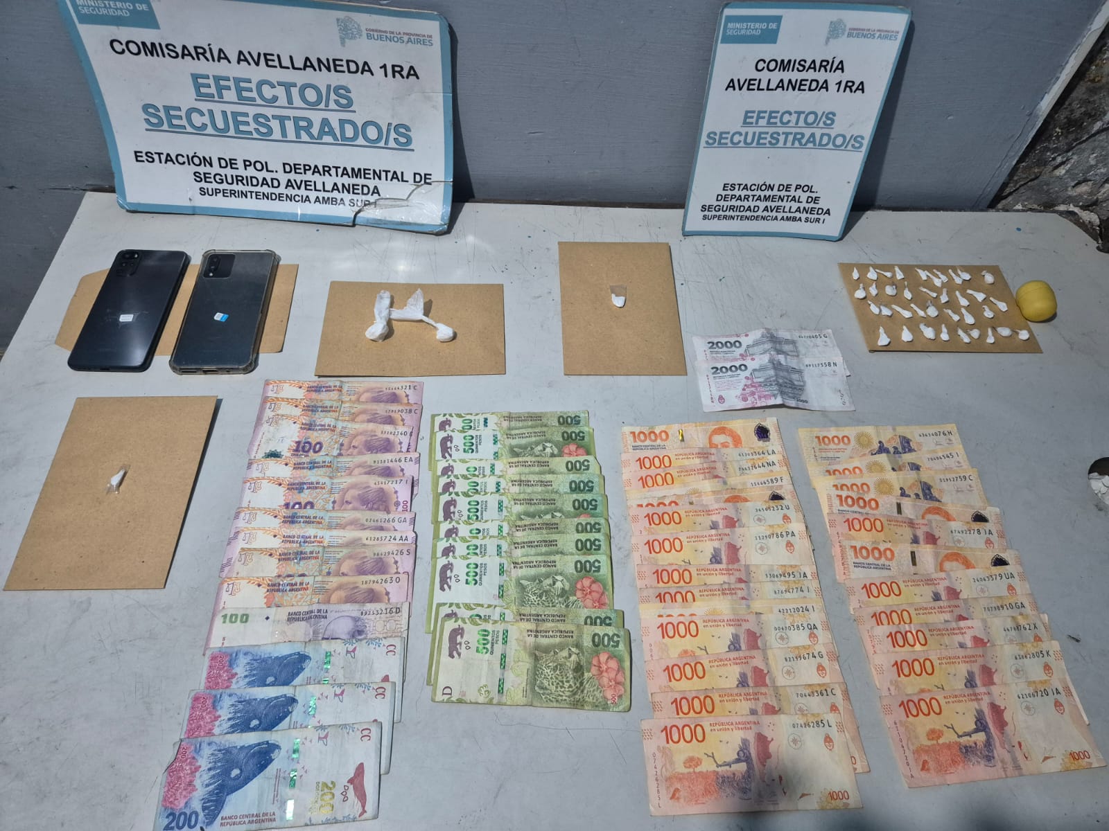 Vendían droga a la vista de todos en Avellaneda y quedaron detenidos.