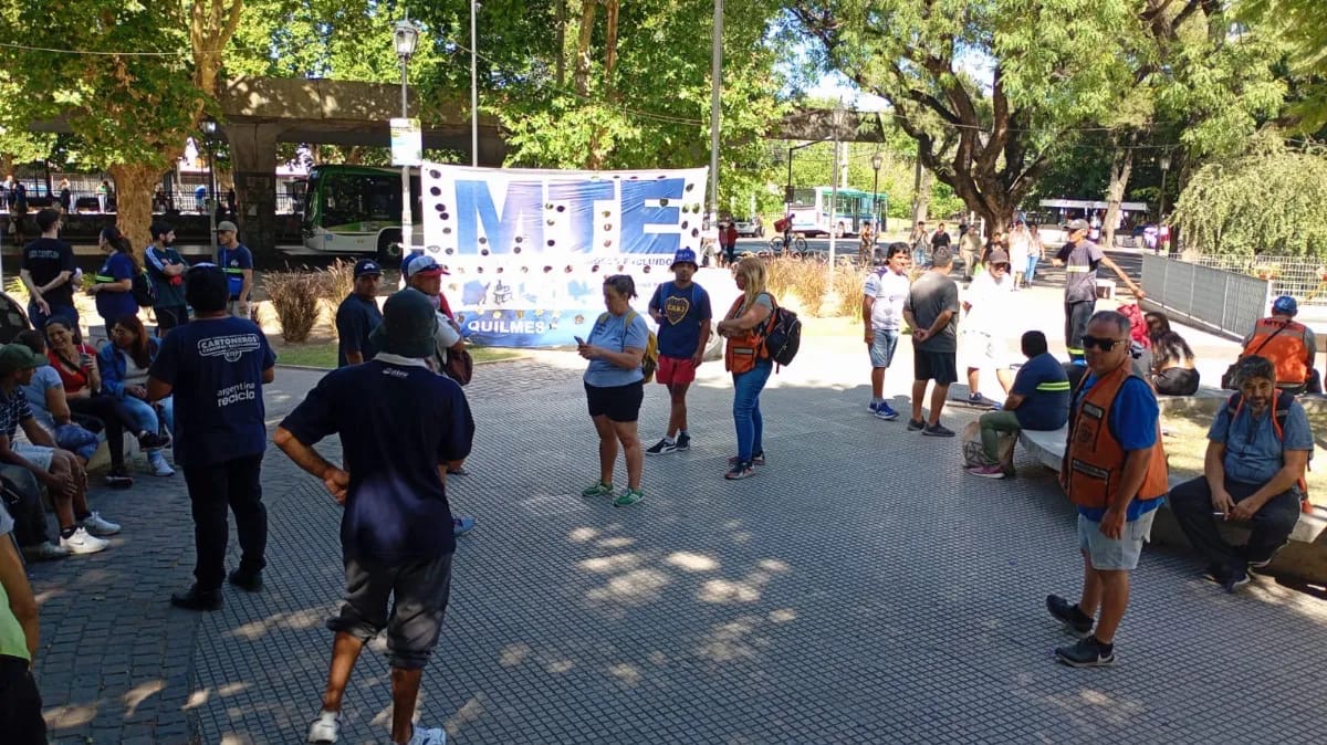 Trapitos se movilizaron frente al Municipio de Quilmes ante la inminente prohibición de su actividad