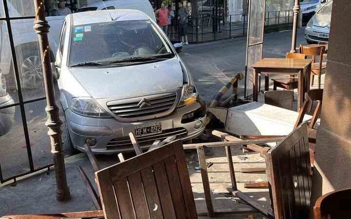 Bernal: un auto perdió el control , subió a la vereda y terminó incrustado en una parrilla.