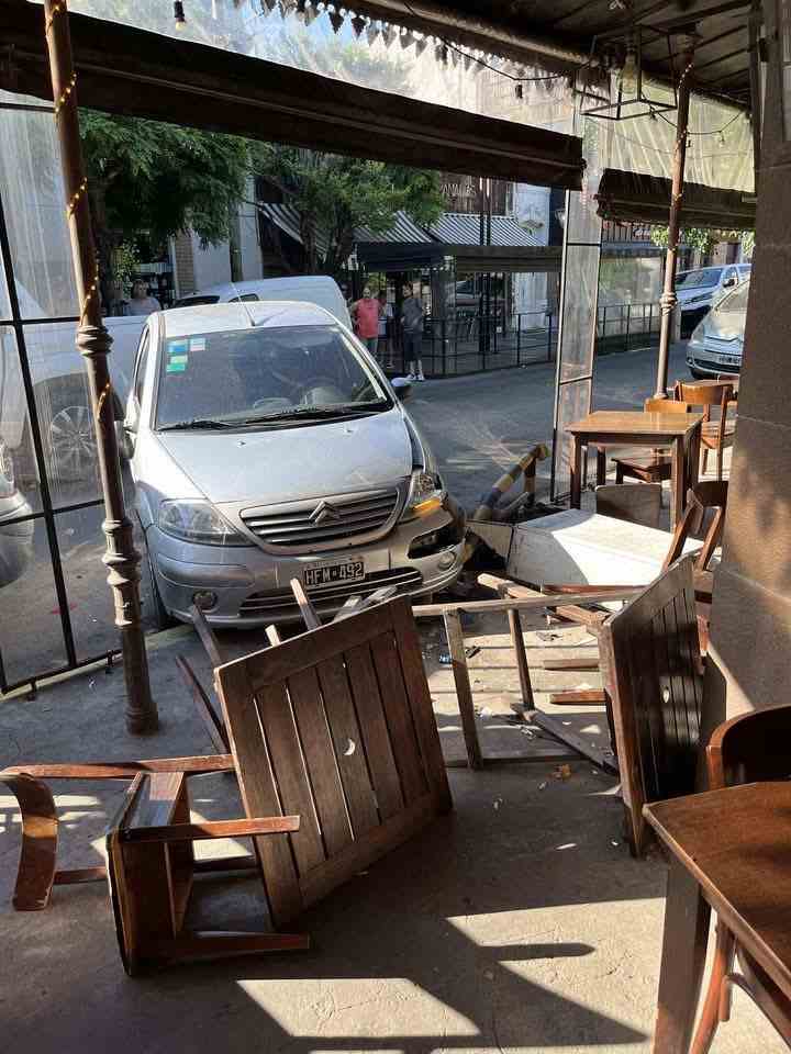 Bernal: un auto perdió el control , subió a la vereda y terminó incrustado en una parrilla.