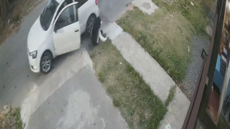 La bajaron de los pelos para robarle el auto