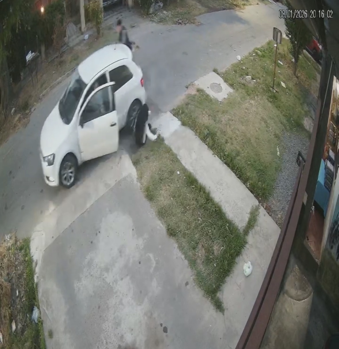 La bajaron de los pelos para robarle el auto