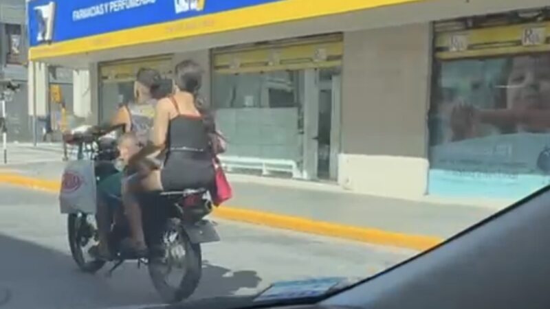 Insólito y peligroso: le dan la mamadera andando en moto