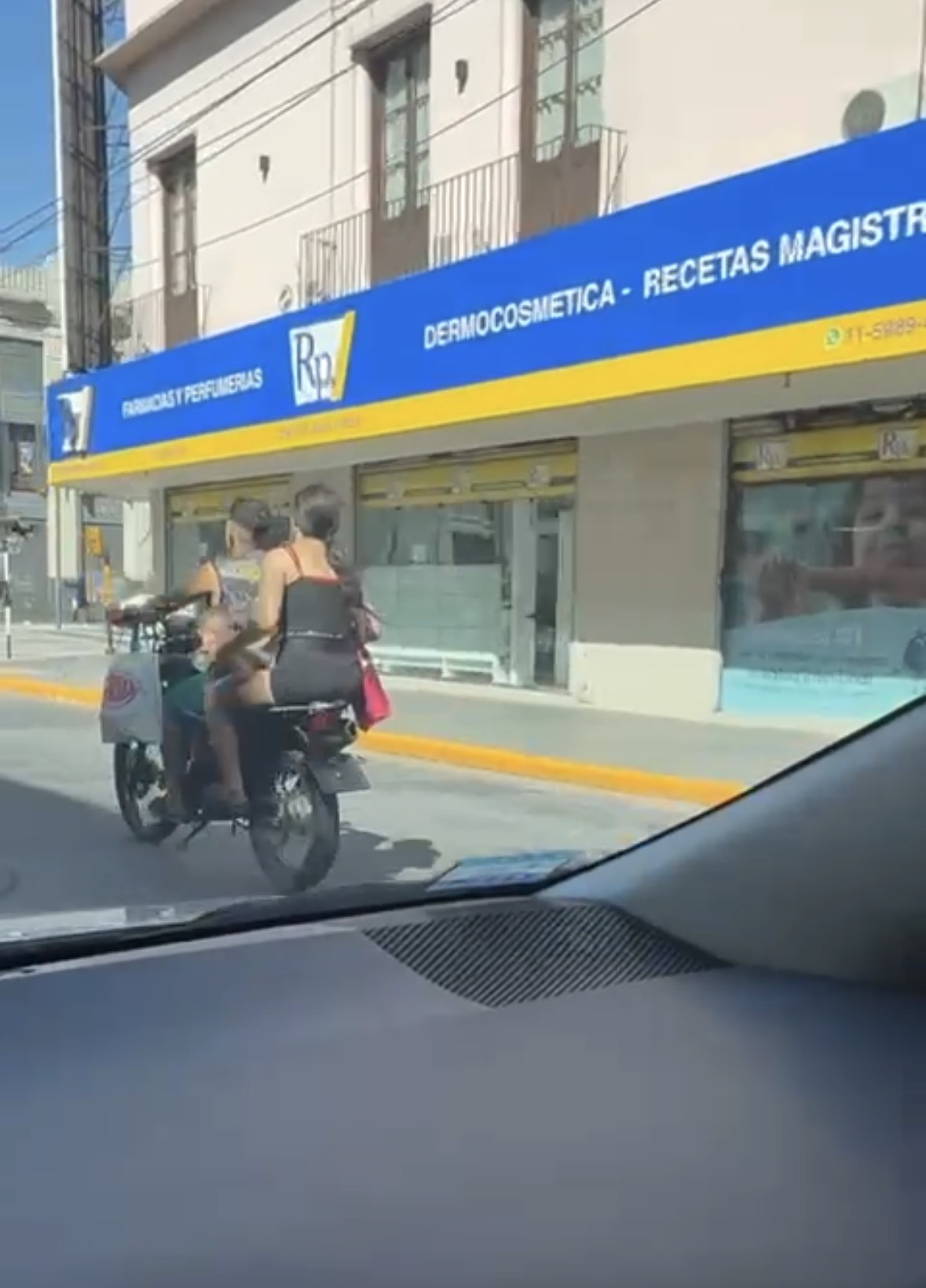 Insólito y peligroso: le dan la mamadera andando en moto
