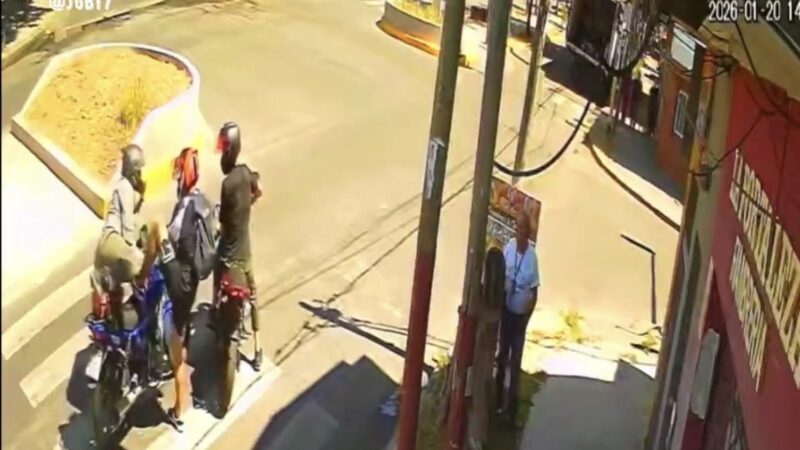  Frenó en el semáforo y en 15 segundos le robaron la moto