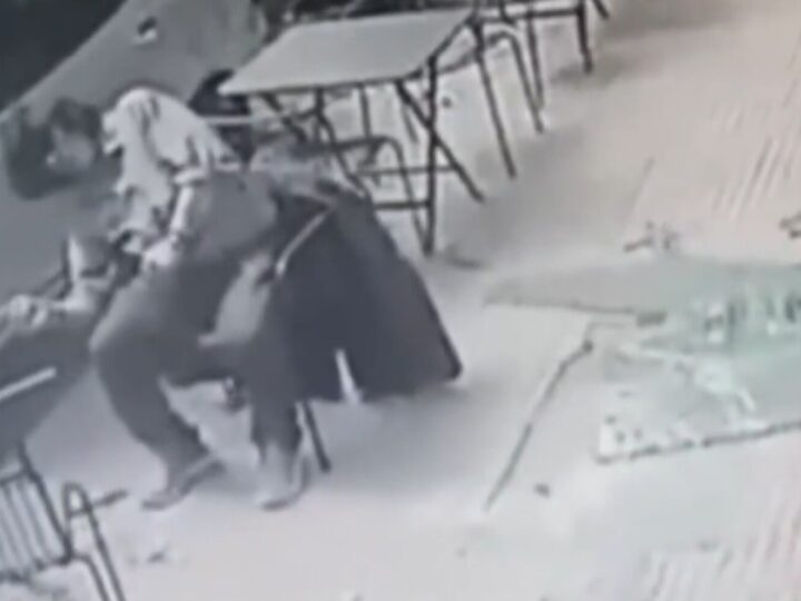Tomaba café en la vereda y le cayó un enorme vidrio encima: está vivo de milagro