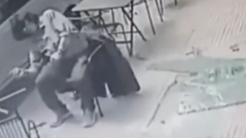 Tomaba café en la vereda y le cayó un enorme vidrio encima: está vivo de milagro