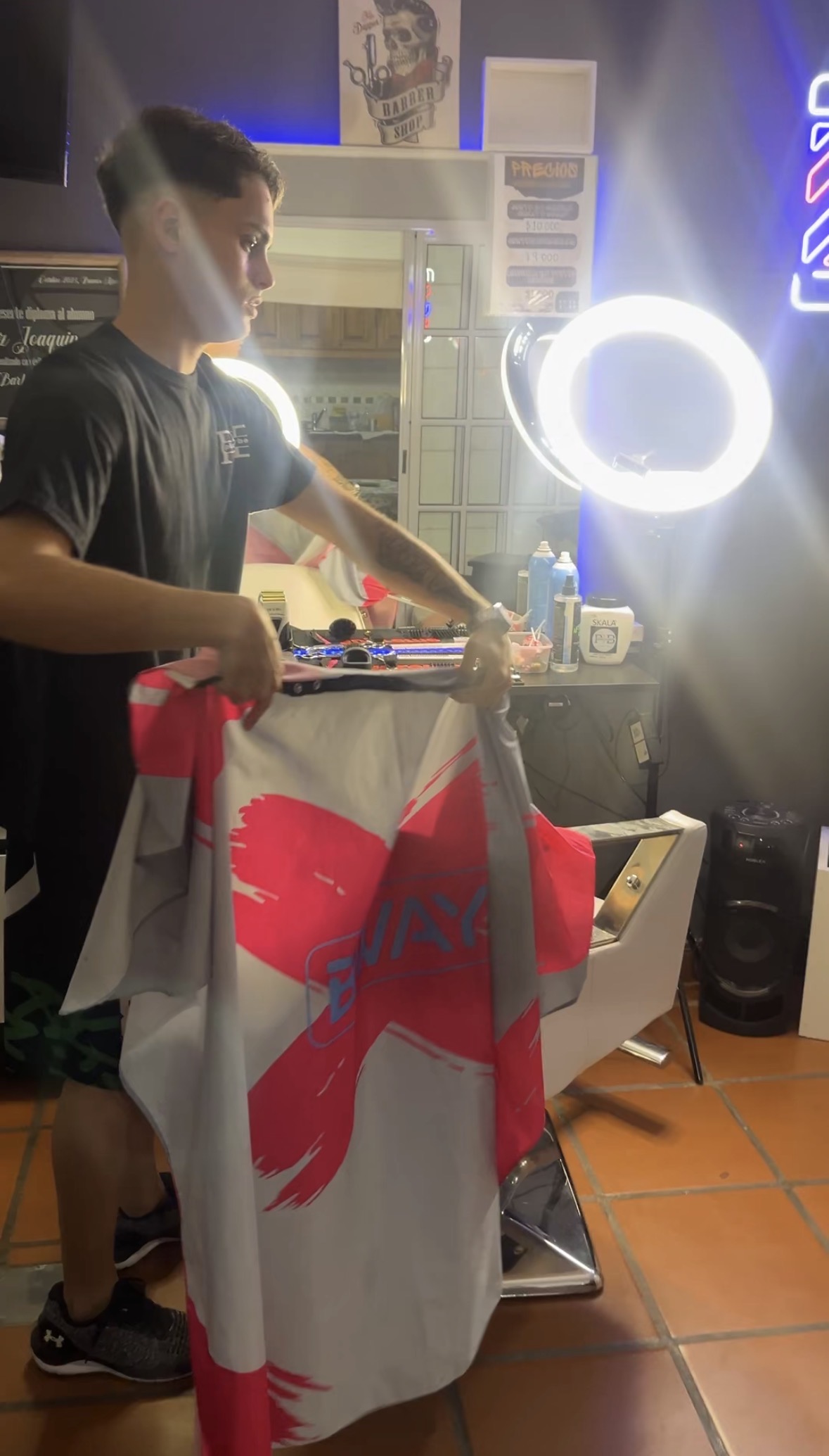 Tiene 16 años y una barbería al servicio de los demás