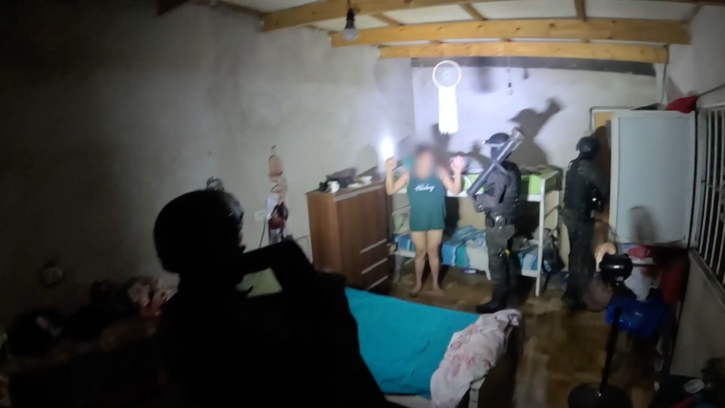 “Correos de sangre”: 3 detenidos en 6 allanamientos tras balaceras con mensajes mafiosos en Rosario